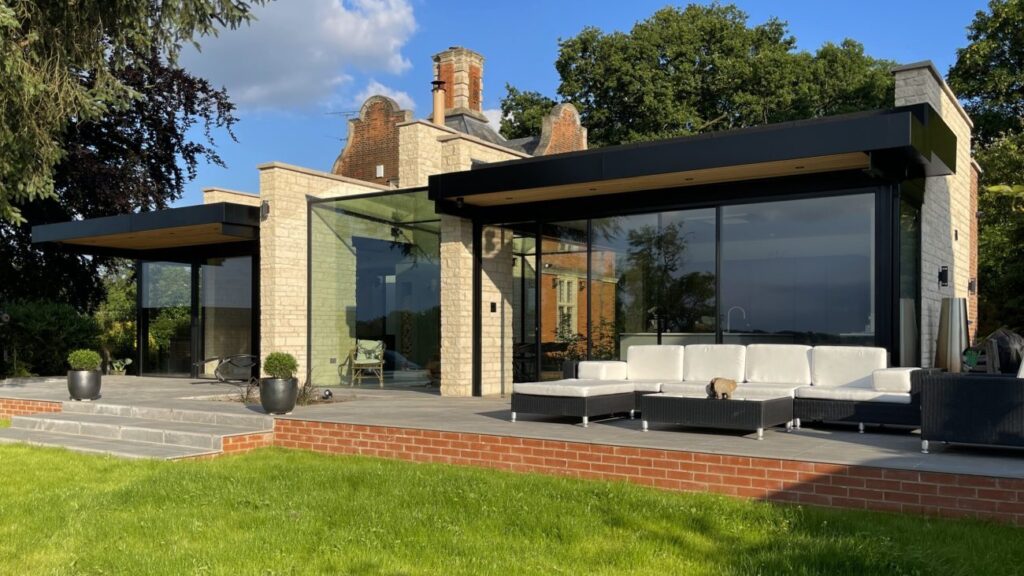 The Gatehouse, Market Bosworth: glazed contemporary extension beside a Grade II listed house